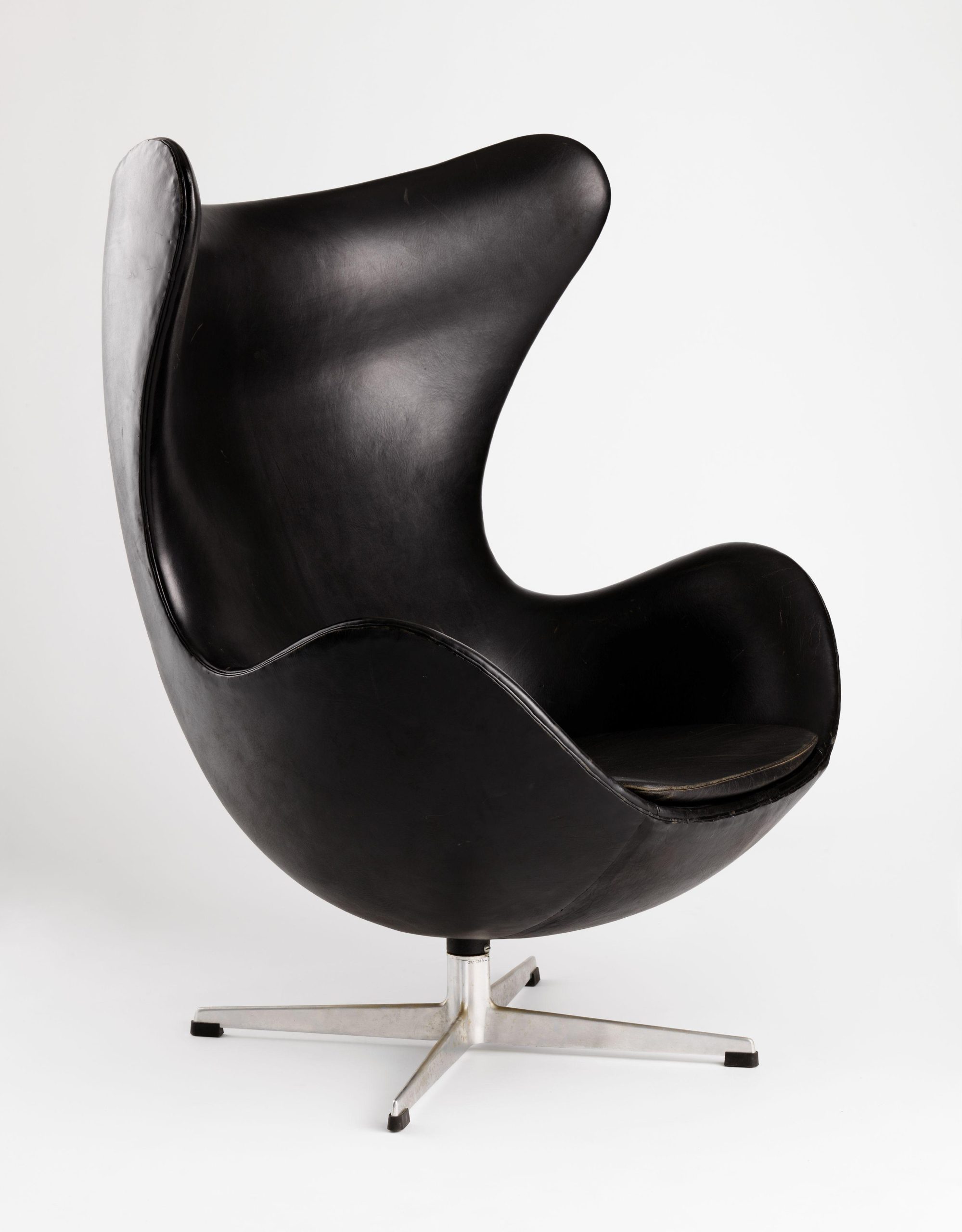 Arne Jacobsen Egg chair, 20th century design valuation