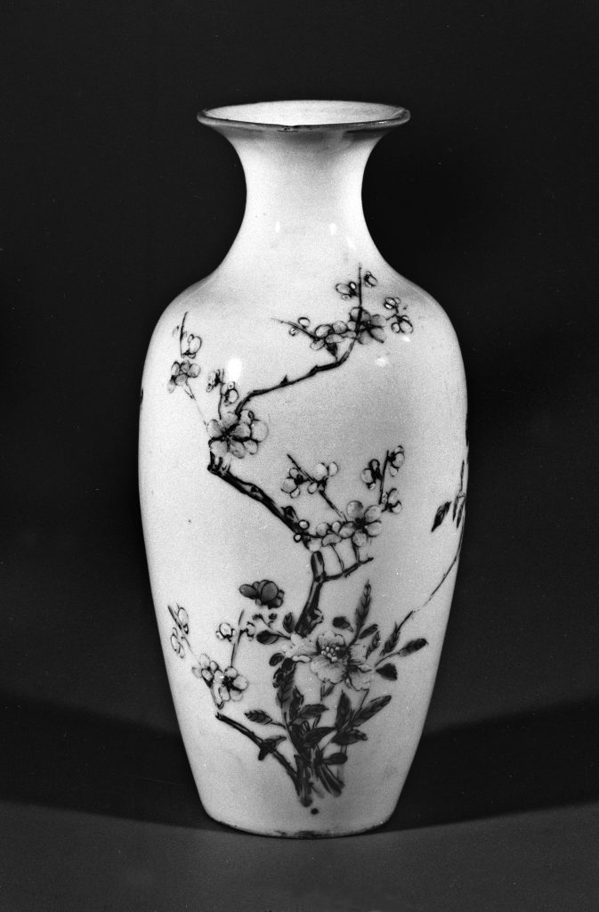 Chinese Qianlong porcelain vase, Chinese works of art valuation